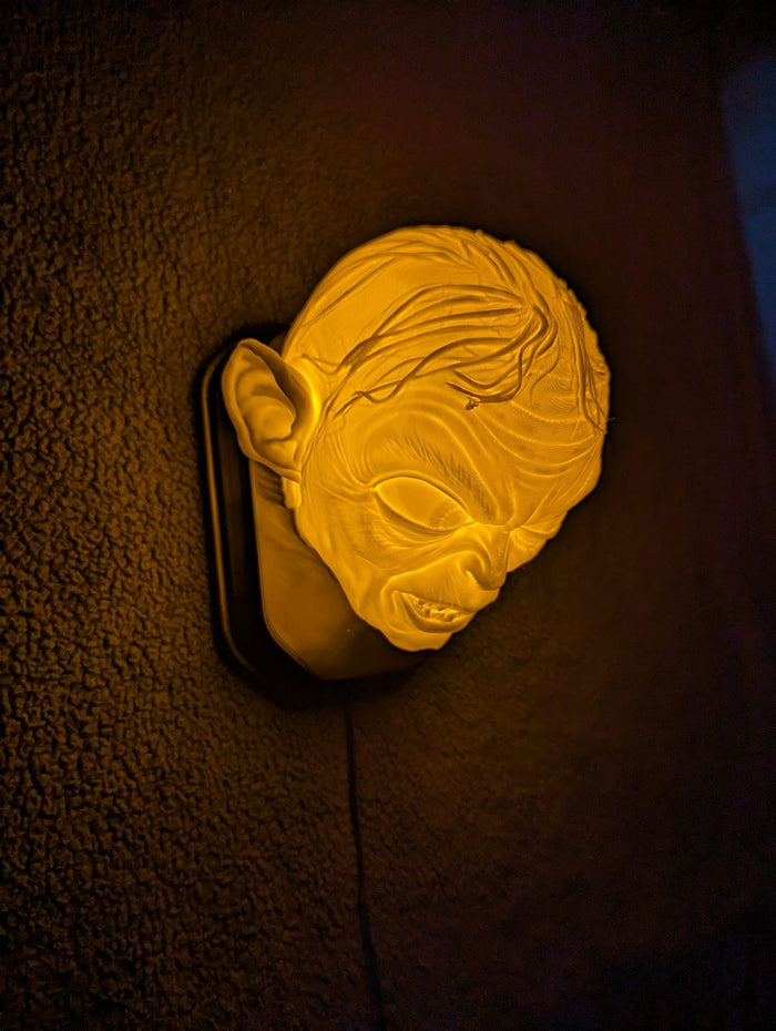 Gollum Inspired Wall Trophy Lamp – 3D Printed LED Lord of the Rings Decor